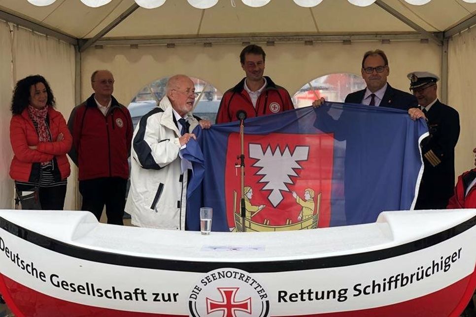 Übergabe der Neustadt-Flagge durch Sönke Sela (lks.) und Mirko Spieckermann.