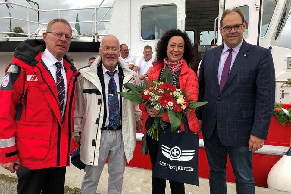 Taufpatin und Schauspielerin Barbara Wussow, bekannt aus der Schwarzwaldklinik und vom Traumschiff, war zum ersten Mal in Neustadt zu Gast. Im Beisein von Matthias Claussen (stellvertretender Vorsitzer DGzRS), Bürgervorsteher Sönke Sela und Bürgermeister Mirko Spieckermann (v. lks.) fühlte sie sich sichtlich wohl.