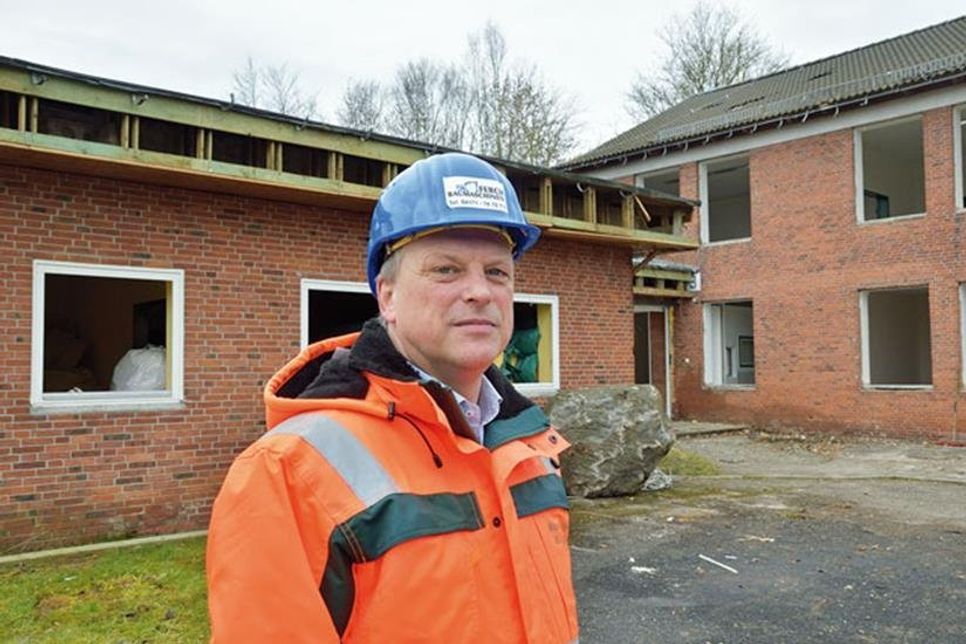Umwandlung der Schill-Kaserne zum „Urbanen Baugebiet“: Bürgermeister Dirk Sohn gab den offiziellen Startschuss für die Abbrucharbeiten.