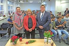 Bundestagsabgeordnete Bettina Hagedorn (Mitte) stellte sich an der Kreisberufsschule den drängenden Fragen von Schülern der DaZ-Klassen. Im April empfängt sie diese zu einem Besuch an ihrer politischen Wirkungsstätte in Berlin. Lehrerin Kamile Köhnke und Schulleiter Carsten Ingwertsen-Martensen begrüßen Hagedorns Beitrag zum Anschauungsunterricht im „Fach Demokratie“.