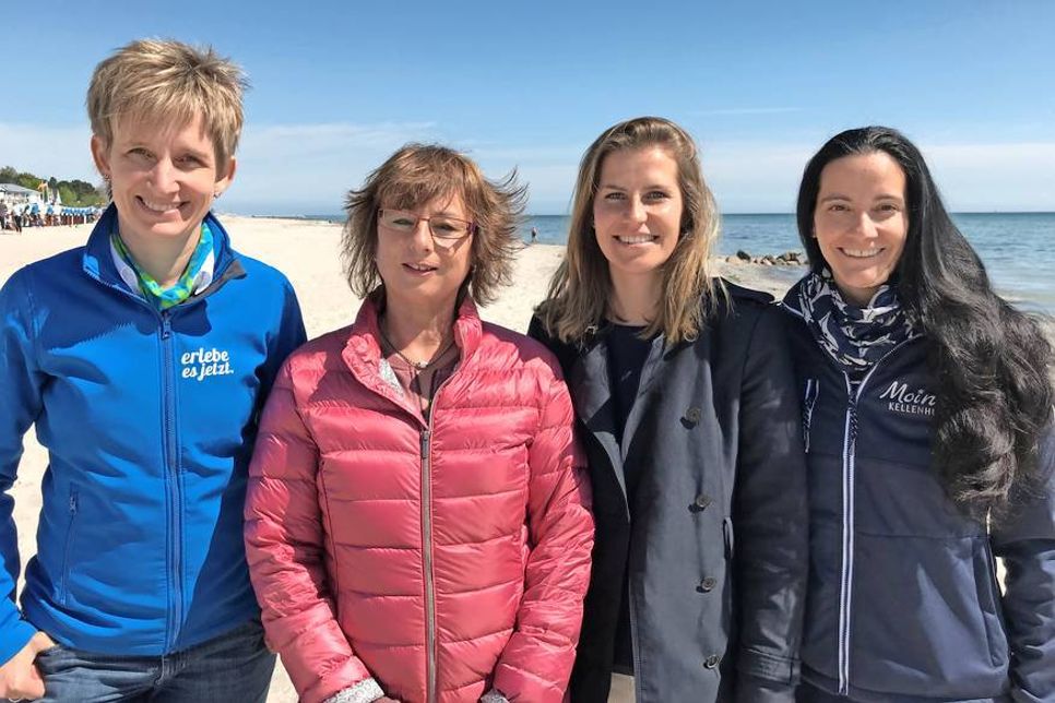 Die Küstenshuttle-Partner: Ulrike Dallmann (Tourismus-Service Dahme), Birgit Köster (Autokraft GmbH), Janina Kononov (Tourismus-Service Grömitz) und Laura Sonnen (Kurbetrieb Kellenhusen) (v. lks.). Vera Heß vom Tourismus-Service Neustadt war verhindert.