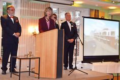 Mit Bürgervorsteher Harald Werner (l.) sowie Susanne Scheel und Thomas Jeschull an ihrer Seite gab Stockelsdorfs Bürgermeisterin Brigitte Rahlf-Behrmann unter anderem einen Ausblick auf das große Bauprojekt in der Segeberger Straße. (Text/Foto: Eknad)