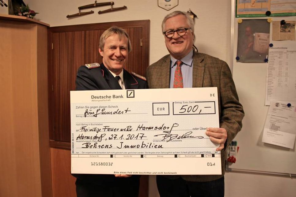 Es war der zweite Weihnachtstag, als eine Linde mit voller Wucht auf das Wohnhaus der Familie Behrens in Rantzaufelde krachte. Als Dank für die schnelle Einsatzbereitschaft der Feuerwehr überreichte Detlef Behrens (re.) von Behrens Immobilien 500 Euro an Norbert Suhm.