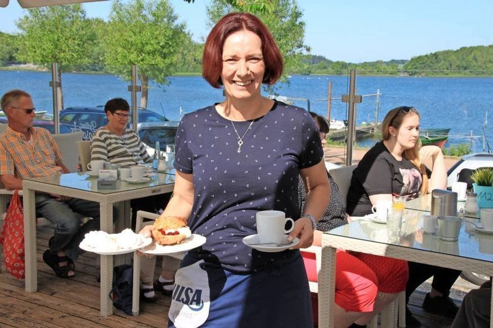 Bettina Mihailiuk verwöhnt ihre Gäste auf der Terrasse von „Bettina‘s Lieblingsplatz“.