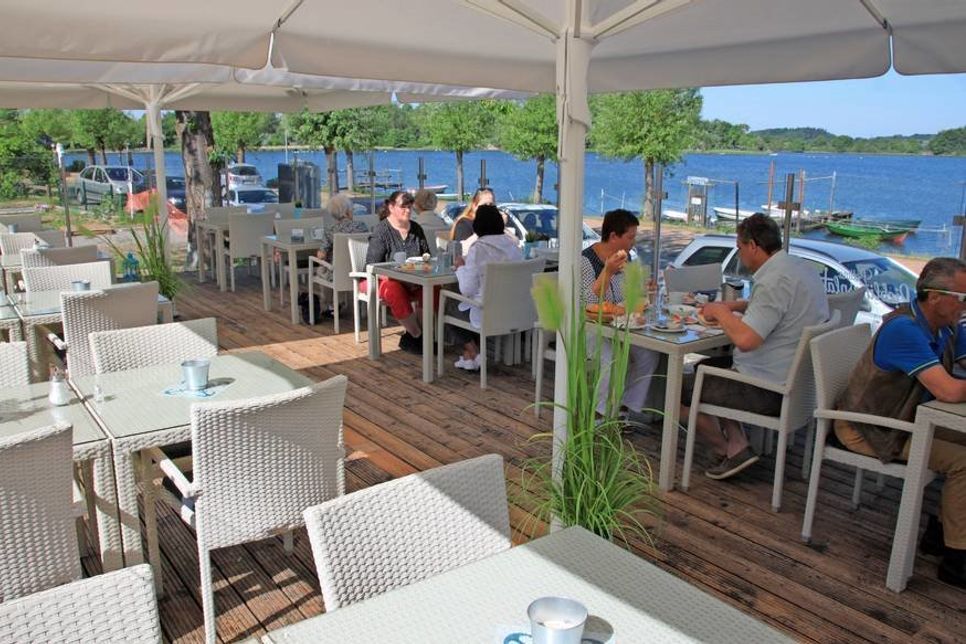 Die Terrasse von „Bettina‘s Lieblingsplatz“ bietet einen Logenplatz für stimmungsvolle Sonnenuntergänge.