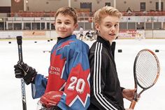 Am Donnerstag, dem 9. Februar, findet ein Aktionstag, initiert vom Gemeindejugendring e.V., der Schulsozialarbeit Timmendorfer Strand und von der Jugend des NTSV und des EHCT, im Eissport- und Tenniscentrum statt. Auch Mika (links) und Fynn freuen sich auf viele Besucher. (Foto: hfr)