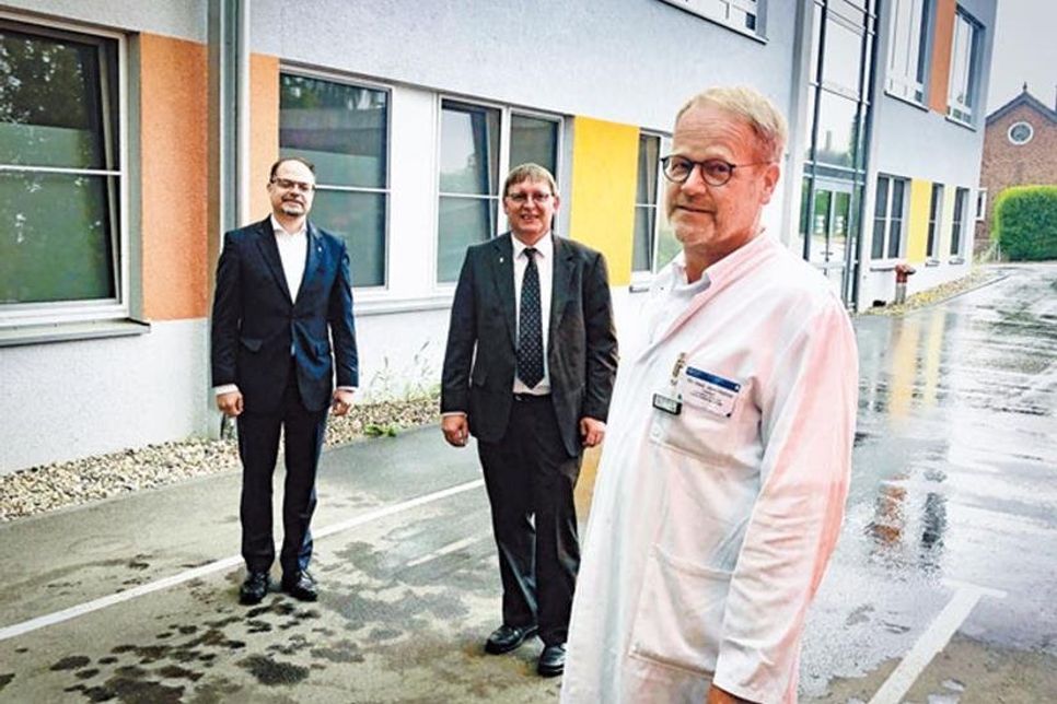 Freuen sich auf die zuku¨nftige Zusammenarbeit: Florian Glu¨ck, Geschäftsfu¨hrer der Sana Kliniken Ostholstein, Hans-Ju¨rgen Andresen, Kaufmännischer Direktor in Oldenburg, und Dr. med. Jens Heinze, Chefarzt der Abteilung fu¨r Unfall- und Wiederherstellungschirurgie der Sana Klinik Oldenburg. (v.l.)