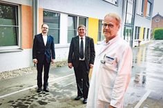 Freuen sich auf die zuku¨nftige Zusammenarbeit: Florian Glu¨ck, Geschäftsfu¨hrer der Sana Kliniken Ostholstein, Hans-Ju¨rgen Andresen, Kaufmännischer Direktor in Oldenburg, und Dr. med. Jens Heinze, Chefarzt der Abteilung fu¨r Unfall- und Wiederherstellungschirurgie der Sana Klinik Oldenburg. (v.l.)