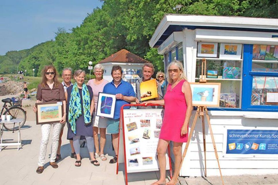 Sie gehören zu den „künstlerischen 15“, die den Kunstkiosk am Möltenorter Strand jetzt in 2. Saison mit Kunstleben erfüllen: Gudrun Lahrsen, Arno Draschke, Gertrud Buller-Schunck, Inger Lüttjohann, Mathias Lagler, Kai Piepgras, Charlotte Howaldt.