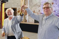 Mit gebotenem Abstand überreichte der scheidende Präsident Rüdiger Wenzel (li.) seinem Nachfolger Hans-Werner Fehling die Präsidenten-Glocke.