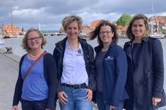 Das Küstenshuttle-Team freut sich auf eine weitere Saison. Dana Schulz (Autokraft), Ulrike Dallmann (Tourismus-Service Dahme), Vera Heß (Tourismus-Service Neustadt) und Janina Kononov (Tourismus-Service Grömitz) (v. lks.).