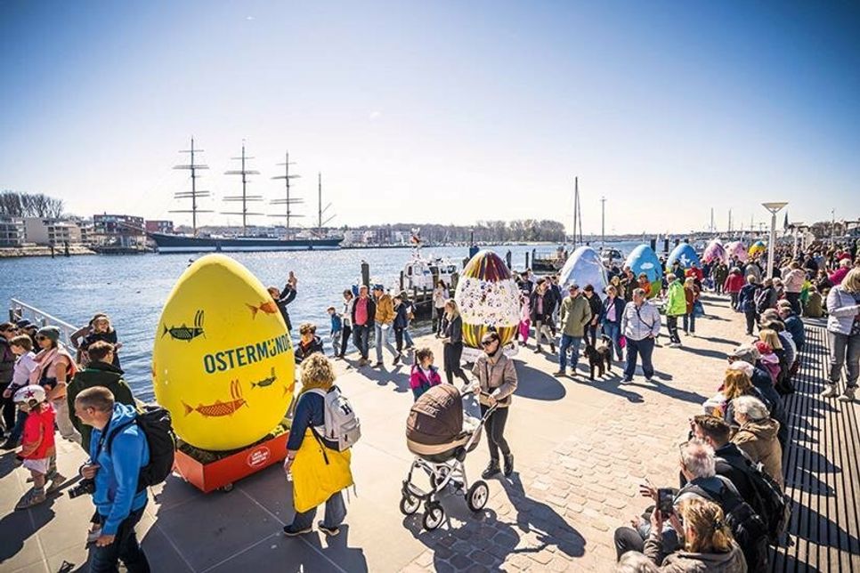 Die Riesenei-Parade auf der Travepromenade am Ostersonntag ist ein Highlight von Ostermünde.