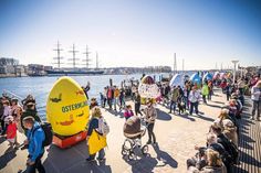 Die Riesenei-Parade auf der Travepromenade am Ostersonntag ist ein Highlight von Ostermünde.