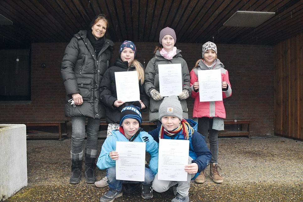 Erzieherin Claudia Franz vom Team Schulsozialarbeit mit den neuen Konfliktlotsen, die ihre Urkunden stolz in die Kamera halten (ein Schüler fehlt auf dem Foto).