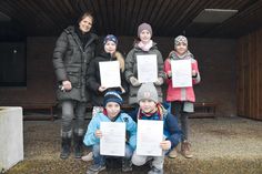 Erzieherin Claudia Franz vom Team Schulsozialarbeit mit den neuen Konfliktlotsen, die ihre Urkunden stolz in die Kamera halten (ein Schüler fehlt auf dem Foto).