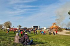 Am 30. April findet auf der Südstrandwiese in Kellenhusen das traditionelle Maifeuer mit Livemusik statt.