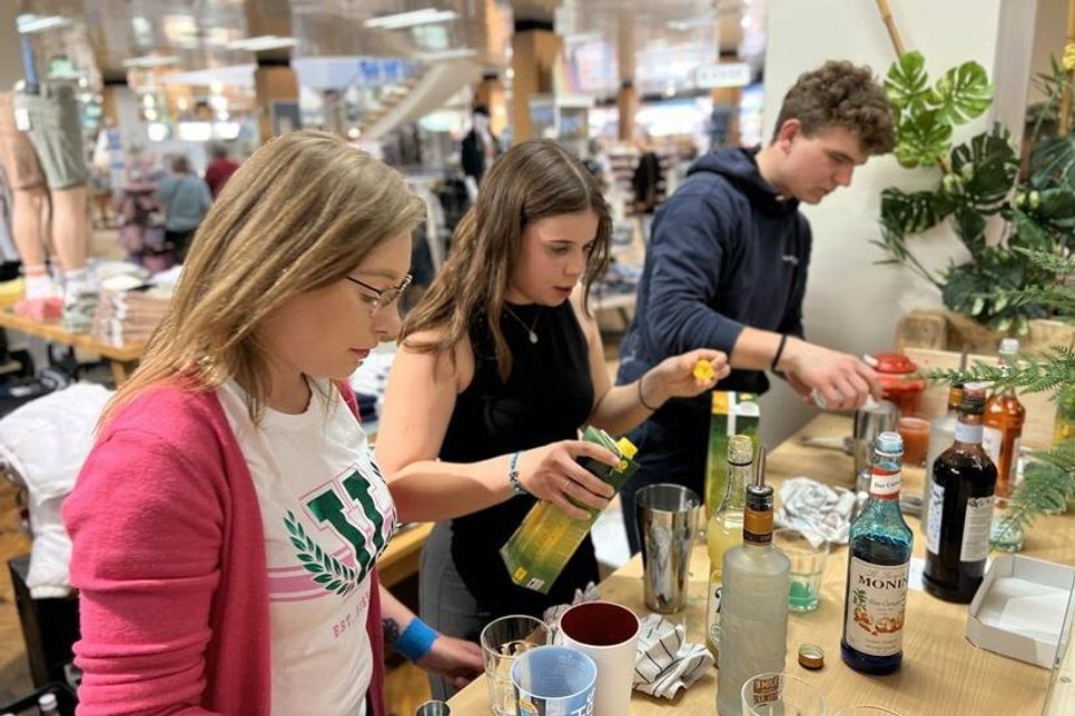 „eska Pink“ oder „eska Blue“? An der Cocktailbar gab es köstliche, hauseigene Drinks.