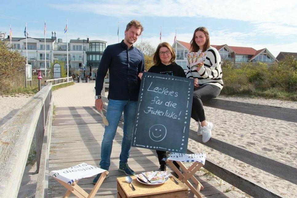 Andrea Brunhöber (Mi.) vom Stadtmarketing sowie Till Muchow und Jenny Beyer-Klug vom Balticum Verlag / der reporter freuen sich über den neuen Flyer, der auf 28 Seiten das vielfältige gastronomische Angebot rund um Neustadt bündelt.