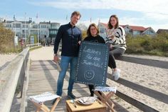 Andrea Brunhöber (Mi.) vom Stadtmarketing sowie Till Muchow und Jenny Beyer-Klug vom Balticum Verlag / der reporter freuen sich über den neuen Flyer, der auf 28 Seiten das vielfältige gastronomische Angebot rund um Neustadt bündelt.