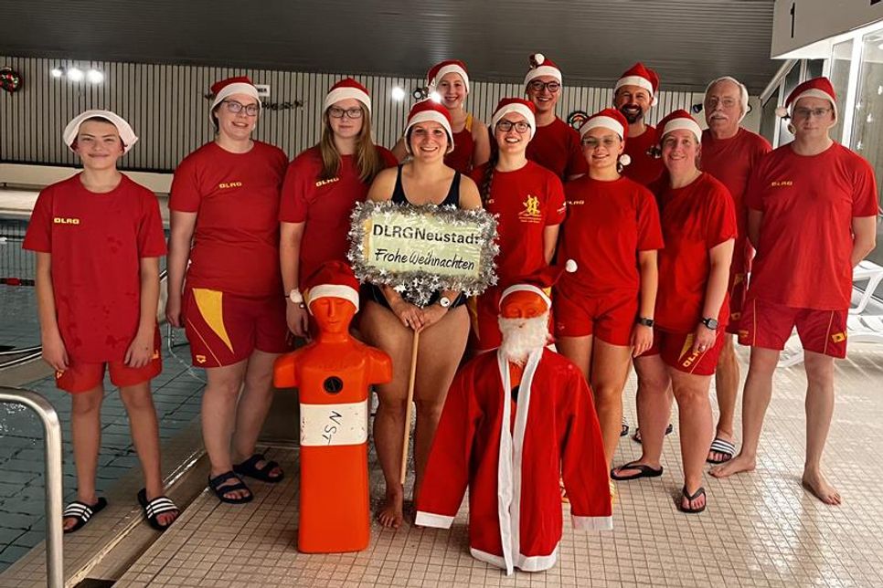 Die Ausbilder der DLRG Neustadt in der Sierksdorfer Panoramic-Schwimmhalle: Unter der Leitung von Frederike Block (2. v. lks.) führen sie Woche für Woche ehrenamtlich und unentgeltlich die Schwimmausbildung durch.