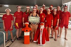 Die Ausbilder der DLRG Neustadt in der Sierksdorfer Panoramic-Schwimmhalle: Unter der Leitung von Frederike Block (2. v. lks.) führen sie Woche für Woche ehrenamtlich und unentgeltlich die Schwimmausbildung durch.