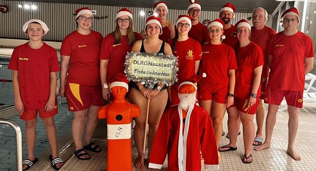 Die Ausbilder der DLRG Neustadt in der Sierksdorfer Panoramic-Schwimmhalle: Unter der Leitung von Frederike Block (2. v. lks.) führen sie Woche für Woche ehrenamtlich und unentgeltlich die Schwimmausbildung durch.