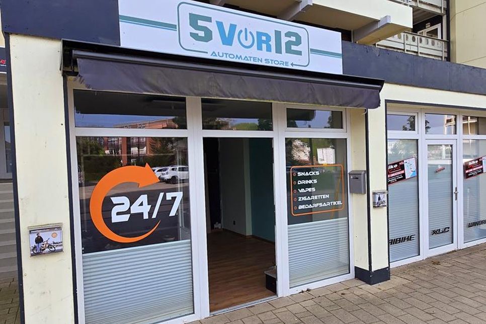 Ab Ende Mai bietet Grömitz ein neues Highlight für Einheimische und Urlauber: Direkt in Strandnähe eröffnet der Automaten-Store „5vör12“ – und das rund um die Uhr. Das innovative Konzept richtet sich an Nachtschwärmer, Frühaufsteher und Spontane, die auch außerhalb regulärer Öffnungszeiten einkaufen möchten. Mehr als 100 verschiedene Produkte stehen zur Auswahl – darunter beliebte Klassiker wie Snacks, Getränke und Vapes. Besonders praktisch: Auch Drogerieartikel des täglichen Bedarfs sowie regionale Spezialitäten sind zu fairen Preisen erhältlich. (red)
