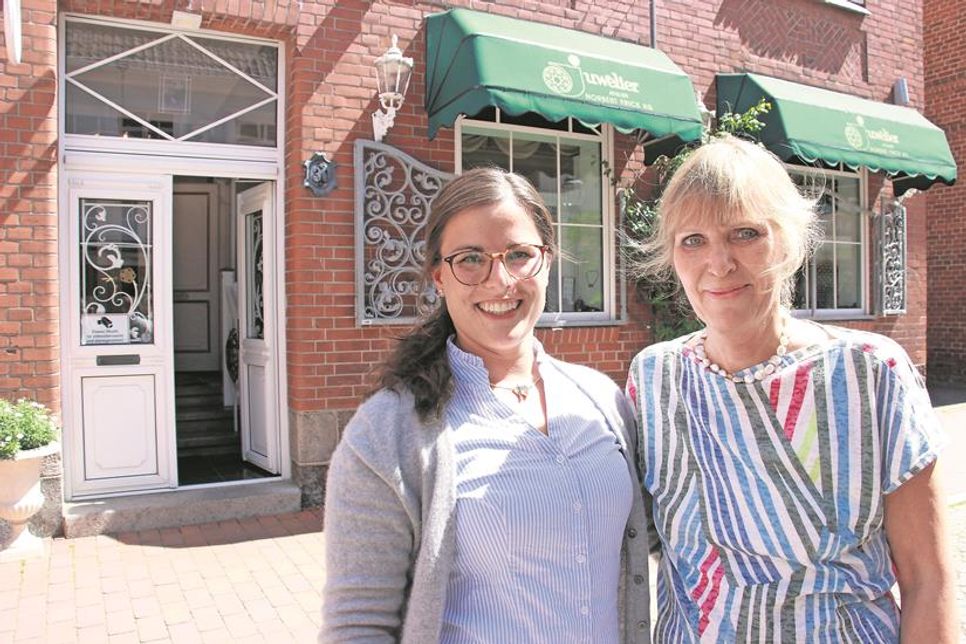 Ihre Liebe zum Schmuck und ihre Verbundenheit zu Ihren Kunden erfreuen Lina Sophie und Sybille Frick (v. lks.).