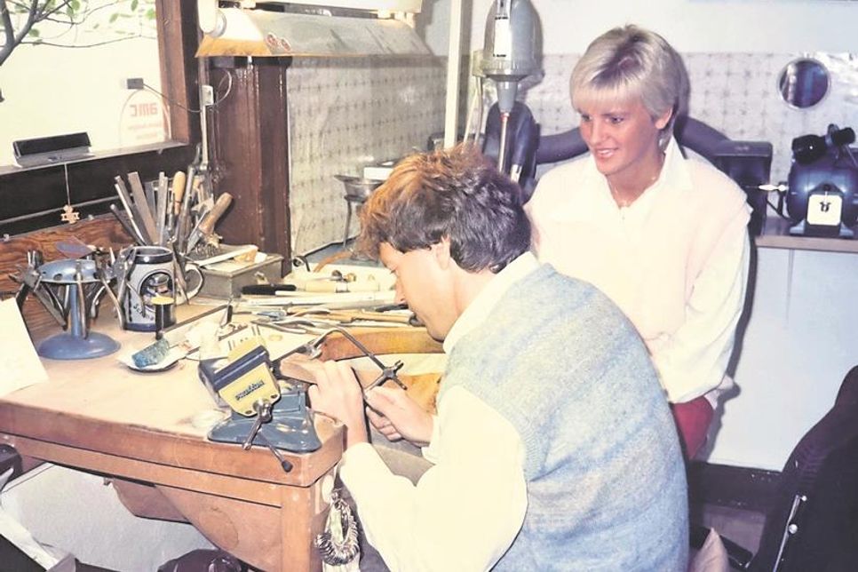 Einzigartige Schmuckkreationen und Anfertigungen zeichnen seit jeher das Juweliergeschäft aus: Norbert Frick (†) in seiner Werkstatt, an seiner Seite seine Ehefrau Sybille Frick.