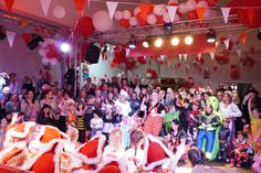 Karnevalsfans feiern ausgelassen den Karneval am Lachsbach in Schönwalde.