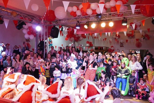 Karnevalsfans feiern ausgelassen den Karneval am Lachsbach in Schönwalde.