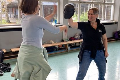 Die Teilnehmerinnen erlernen einfache und dabei sehr wirkungsvolle Techniken zur körperlichen Selbstverteidigung.