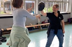 Die Teilnehmerinnen erlernen einfache und dabei sehr wirkungsvolle Techniken zur körperlichen Selbstverteidigung.