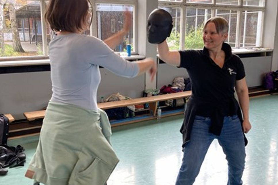 Die Teilnehmerinnen erlernen einfache und dabei sehr wirkungsvolle Techniken zur körperlichen Selbstverteidigung.