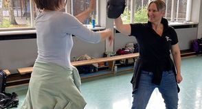 Die Teilnehmerinnen erlernen einfache und dabei sehr wirkungsvolle Techniken zur körperlichen Selbstverteidigung.