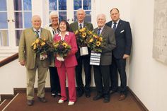 Die „Ehrenrunde“ beim abschließenden Gruppenbild im Kreishaus in Eutin (v.li.): Klaus Kohlsaat, Kreispräsidentin Petra Kirner, Hannelore Witt, Klaus Nentwig, Frithjof Wittrock und Landrat Timo Gaarz.