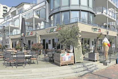 Das „Italia“ punktet nicht nur mit italienischer Küche, sondern auch mit markantem Standort direkt am Seebrückenplatz – Olivenbäume inklusive.