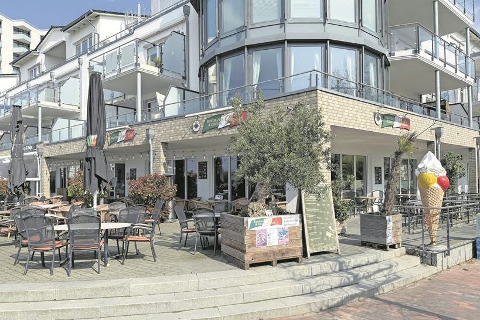 Das „Italia“ punktet nicht nur mit italienischer Küche, sondern auch mit markantem Standort direkt am Seebrückenplatz – Olivenbäume inklusive.