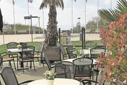 Auf der sonnigen Terrasse lässt sich italienische Küche mit Ostseeblick genießen.