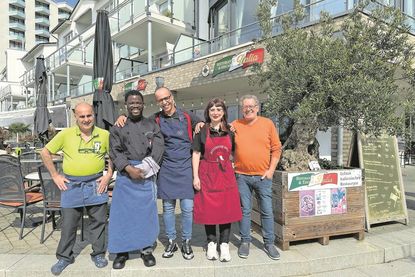 Nicola Fantasia (re.) und sein Team vom „Ristorante & Gran Café Italia“ freuen sich auf viele weitere genussvolle Jahre direkt an der Strandallee.