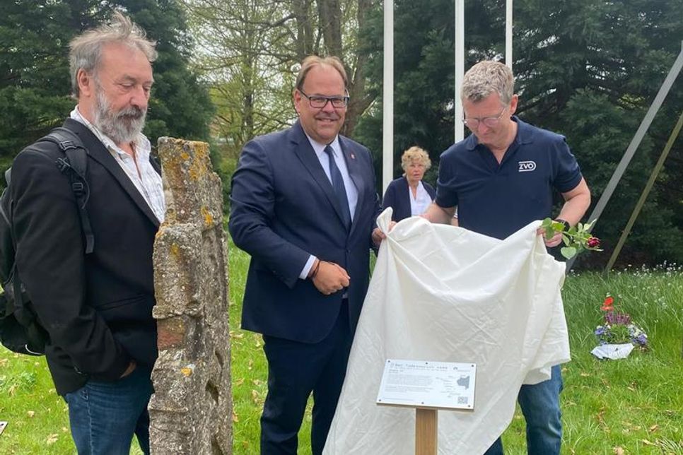 Sven Veit von der Gedenkstätte Ahrensbök, Bürgermeister Mirko Spieckermann und ZVO Vertriebsleiter Alexander Winter (v. lks.) haben die digitale Erinnerungstafel enthüllt. (Foto: Stadt Neustadt)
