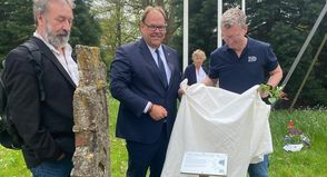 Sven Veit von der Gedenkstätte Ahrensbök, Bürgermeister Mirko Spieckermann und ZVO Vertriebsleiter Alexander Winter (v. lks.) haben die digitale Erinnerungstafel enthüllt. (Foto: Stadt Neustadt)