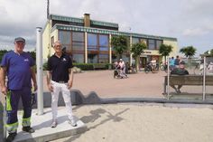 Tourismusleiter Thorsten Dücker (re.) mit Bauhof-Mitarbeiter Michael Höppner vor einer der neuen Außenduschen. Im Hintergrund des Haus des Gastes, in dem ein Info-Point etabliert ist.