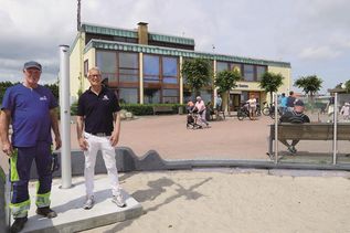 Tourismusleiter Thorsten Dücker (re.) mit Bauhof-Mitarbeiter Michael Höppner vor einer der neuen Außenduschen. Im Hintergrund des Haus des Gastes, in dem ein Info-Point etabliert ist.