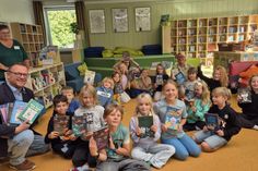 Große Freude über neue Bücher: Rotary-Präsident Thorsten Schmidt überreichte gemeinsam mit Schulleiterin Antje Sagawe den Kindern der Klasse 3f eine Spende für den Bücherhafen der Grundschule Neustädter Bucht.