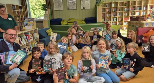 Große Freude über neue Bücher: Rotary-Präsident Thorsten Schmidt überreichte gemeinsam mit Schulleiterin Antje Sagawe den Kindern der Klasse 3f eine Spende für den Bücherhafen der Grundschule Neustädter Bucht.