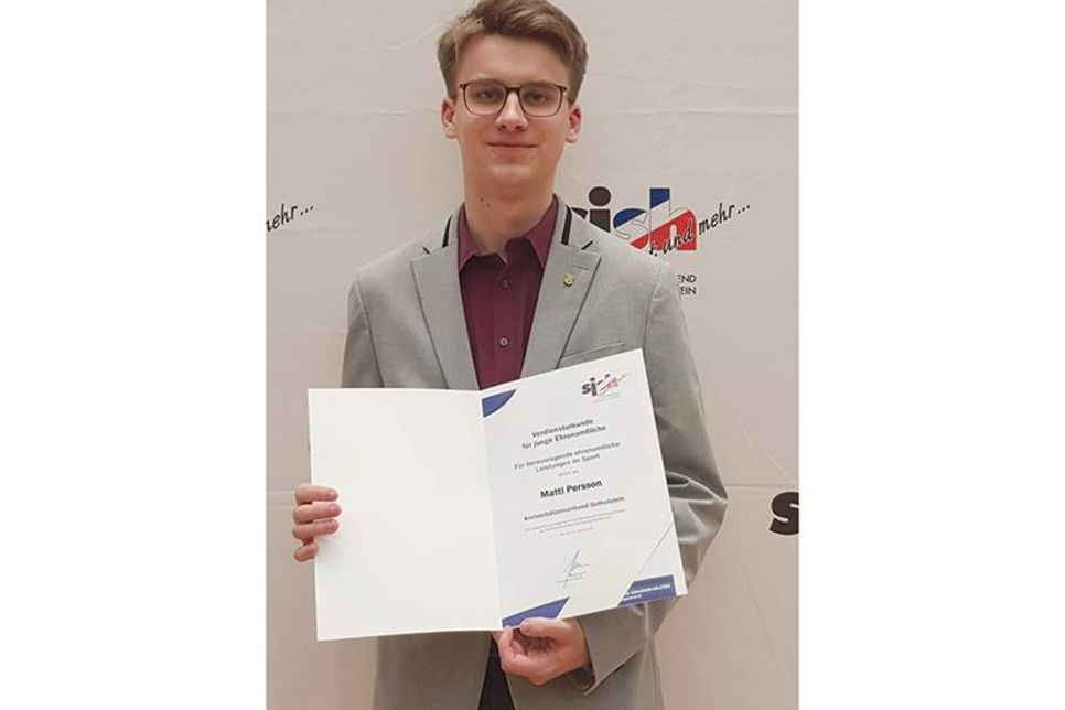 Für sein herausragendes ehrenamtliches Engagement wurde Matti Persson, Jugendleiter der Ahrensböker Gill vun 1490 e.V., jetzt vom Landessportverband ausgezeichnet.