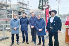 Fröhliche Gesichter beim Richtfest auf der Blumenkoppel (von links): Markus Habermann (S-Immobiliengesellschaft), Thomas Bothe (Vorstandsmitglied Sparkasse Holstein), Thies Klatt (Theo-Urbach-GmbH), Bürgermeister Sven Partheil-Böhnke und Andreas Witt (Zimmerei Hauschildt).