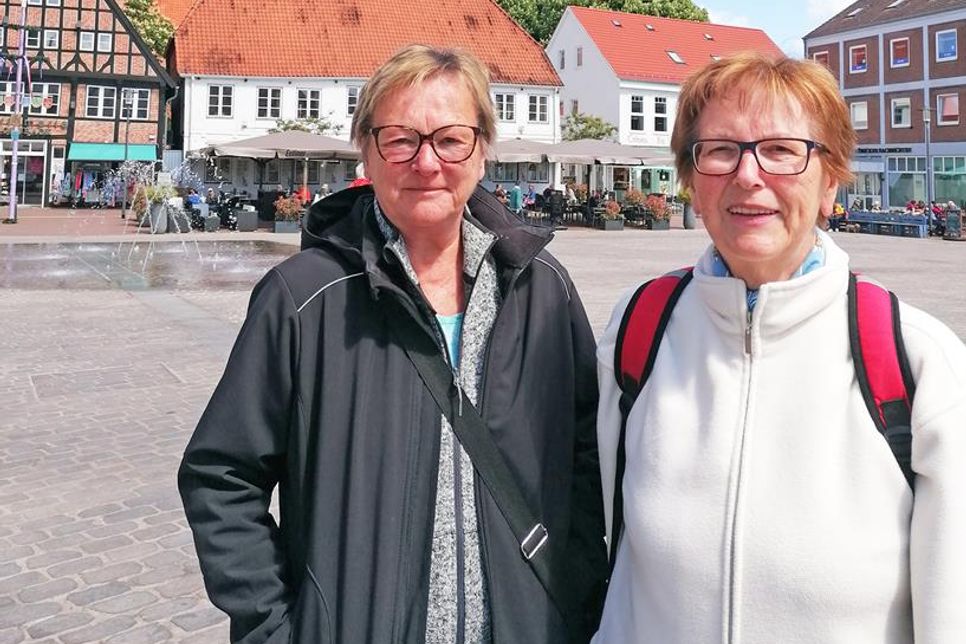 Die Touristinnen Annette Klotz (li.) und Brigitte Schneider aus dem Sauerland haben ein Tagesticket gelöst. Fotos: Jabs