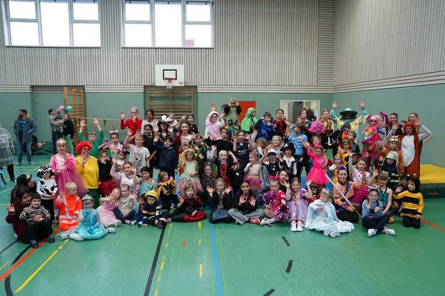 Über 200 Kinder feierten ein buntes Turnfest in vielen schönen Verkleidungen.